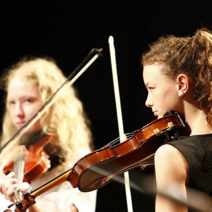zwei Geige spielende Mädchen