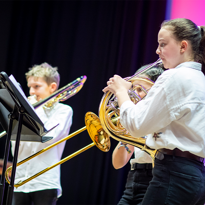 Musizierende Jugendliche mit Blechblasinstrumenten