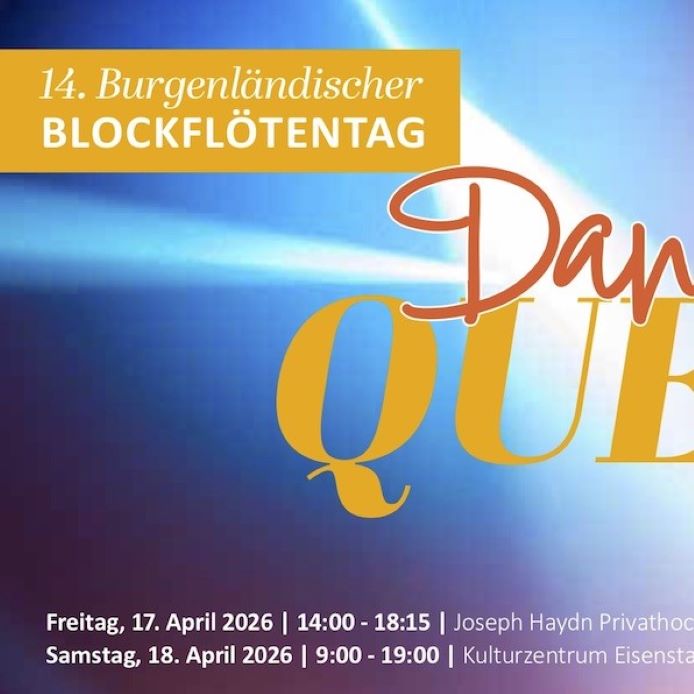 eine Band beim Proben, bestehend aus M&auml;dchen am Mikrophon, M&auml;dchen auf einer Marima spielend, Drumset im Hintergrund und Dirigent