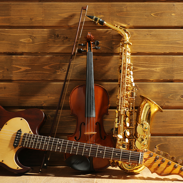 Musikinstrumente vor Hintergrund aus Holz