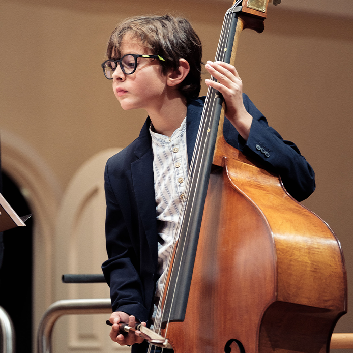 Junge beim Kontrabass spielen