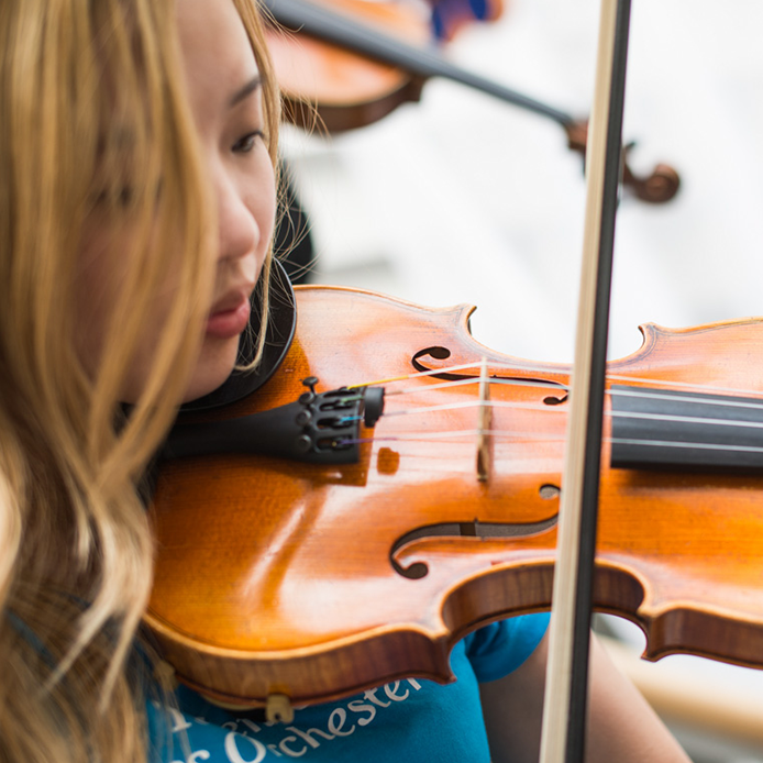 Mädchen beim Violine spielen