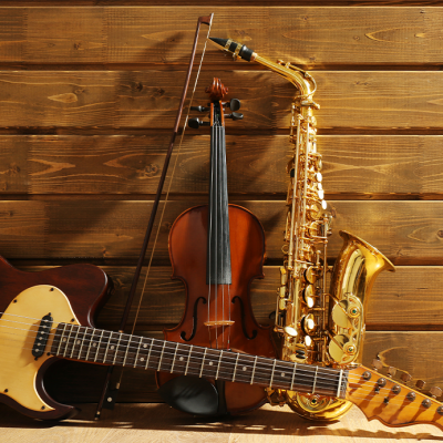 Musikinstrumente vor Hintergrund aus Holz