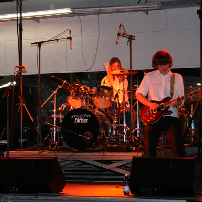 E-Gitarrist und Schlagzeuger beim Spielen auf der Bühne