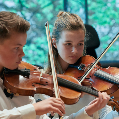 Junge und Mädchen beim Geige spielen