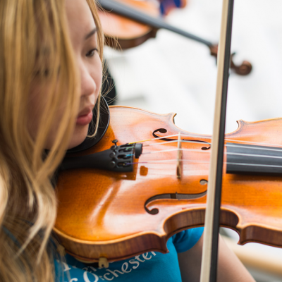 Mädchen beim Violine spielen