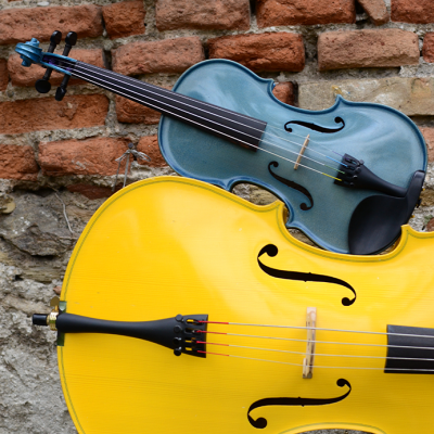 Bildausschnitt eines gelben Cellos und einer blauen Violine