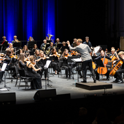 Geige spielendes Mädchen im Orchester