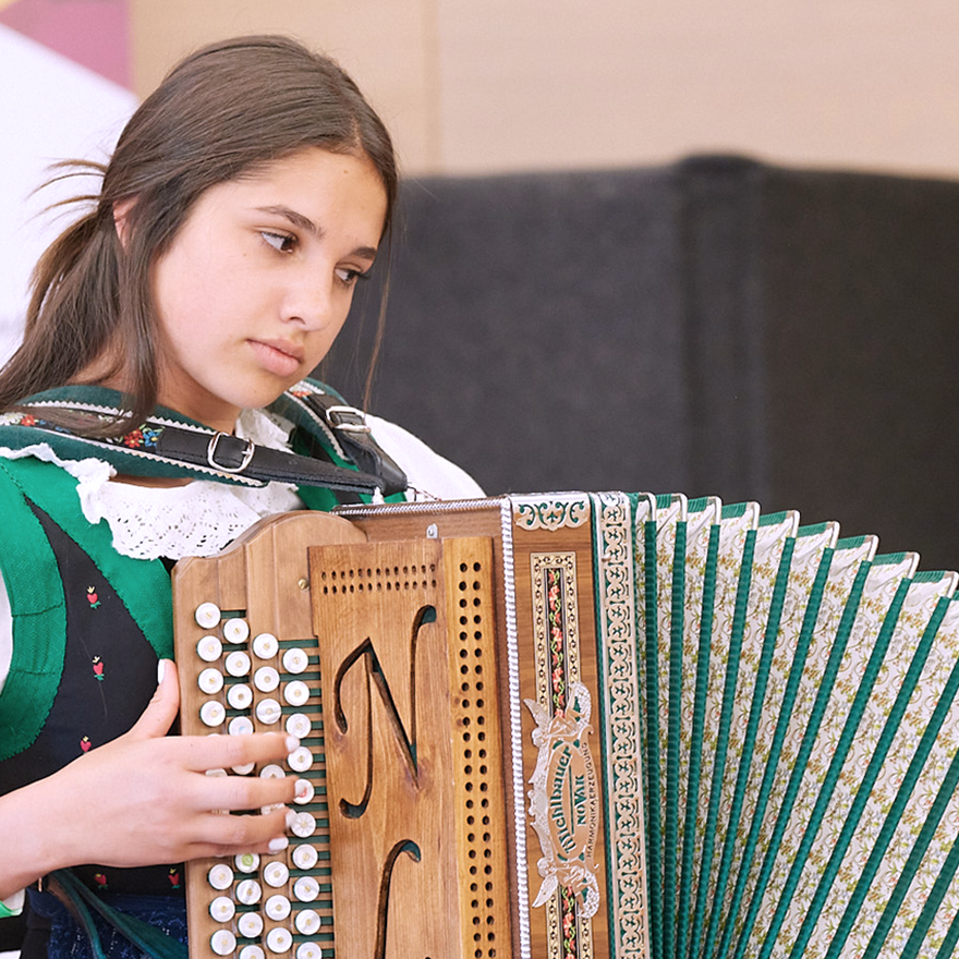 Mädchen beim Spielen auf der Steirischen Harmonika