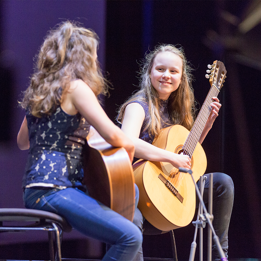 Gitarrenduo, zwei Gitarre spielende Mädchen auf der Bühne