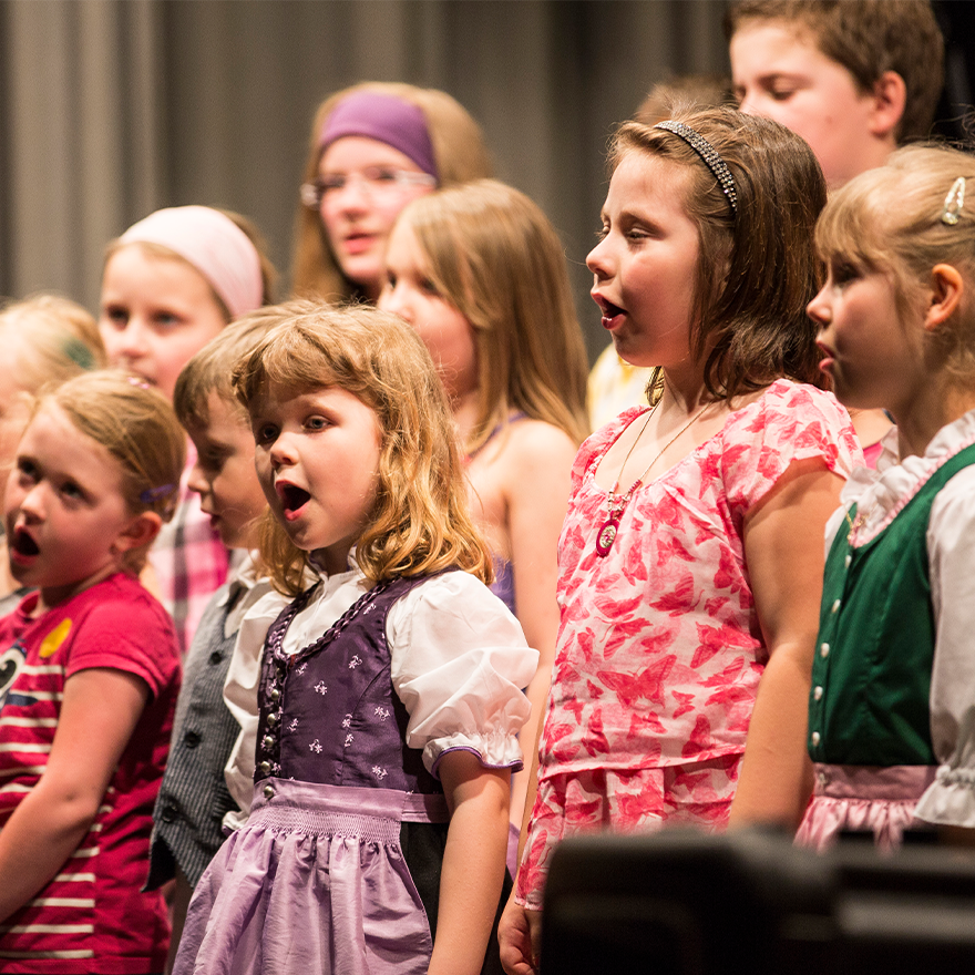 Nahaufnahe eines singenden Kinderchors