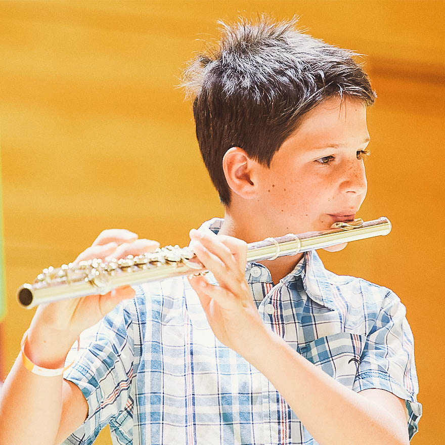 Junge beim Querflöte spielen