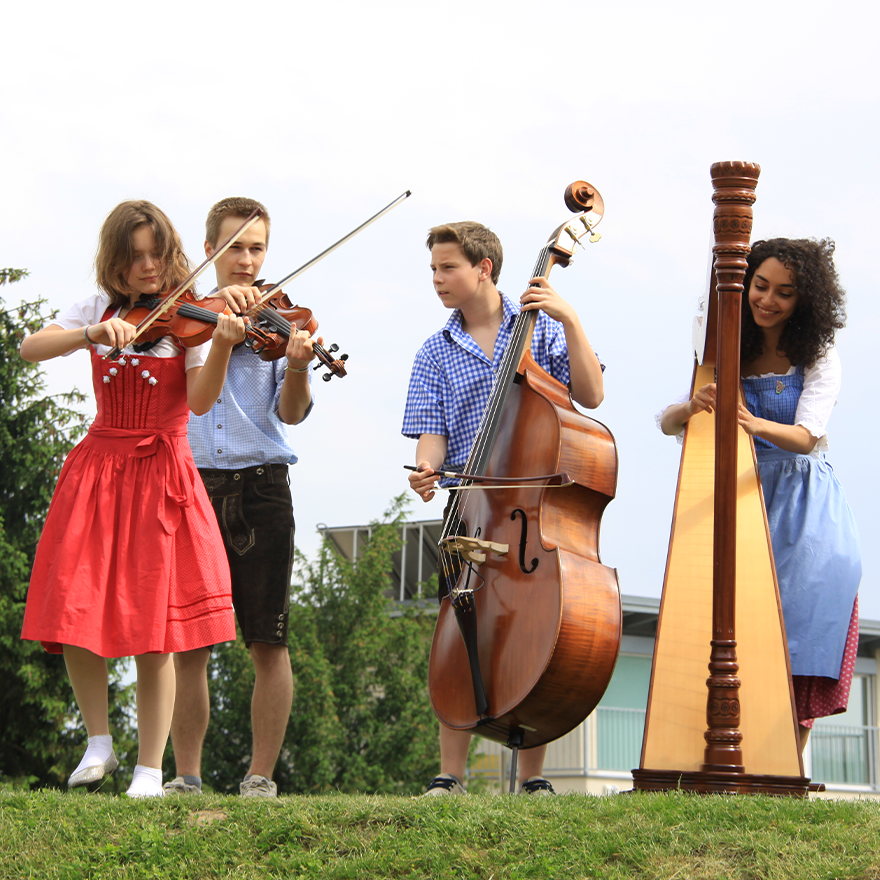 Jugendliches Volksmusikensemble, bestehend aus zwei Geigen, Kontrabass und Harfe